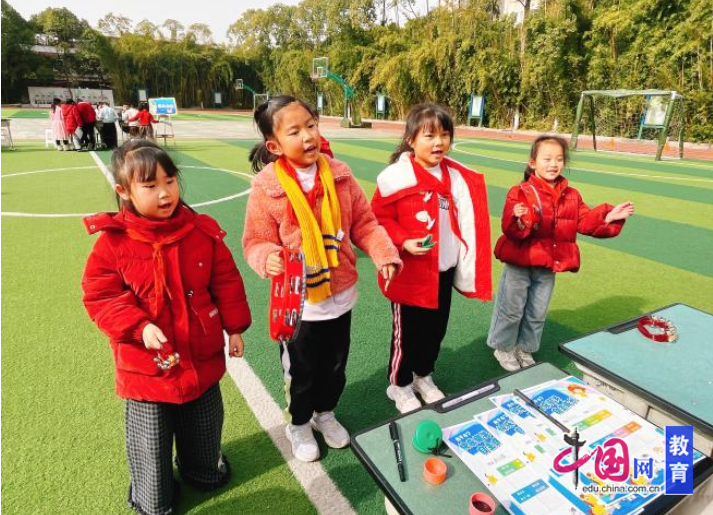 小马奔腾展本领趣味闯关乐无穷成都龙泉驿西平小学开展一、二年级乐考活动(图3) 小马奔腾展本领趣味闯关乐无穷成都龙泉驿西平小学开展一、二年级乐考活动(图3)